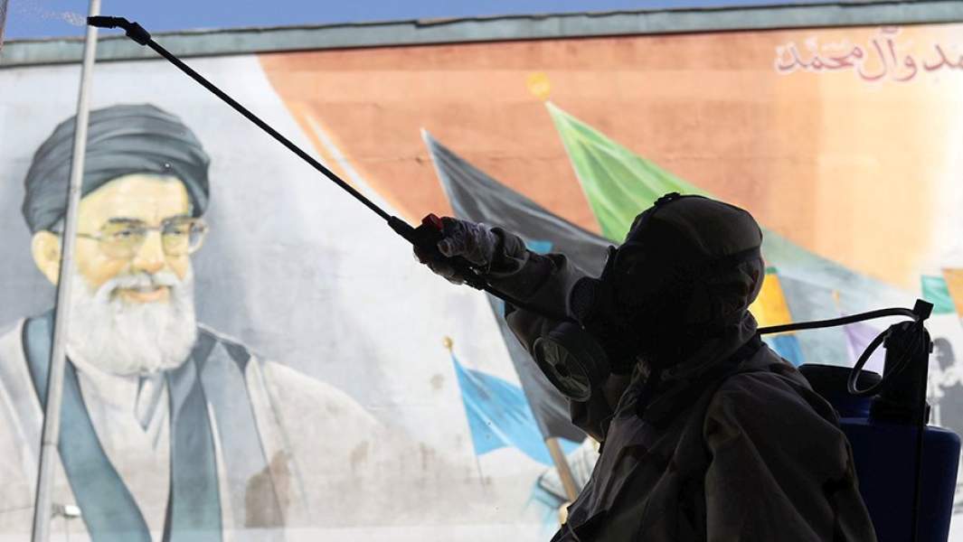 Дезинфекция улиц в Тегеране