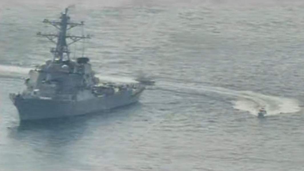 Катер КСИР маневрирует около корабля ВМС США в Персидском заливе