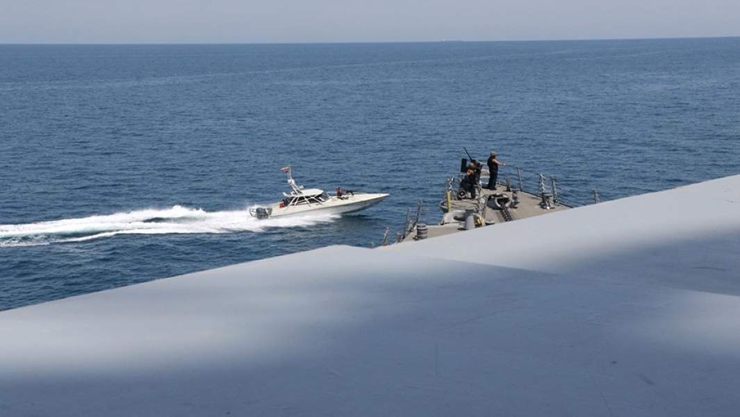 Катер КСИР пересекает курс корабля ВМС США в Персидском заливе