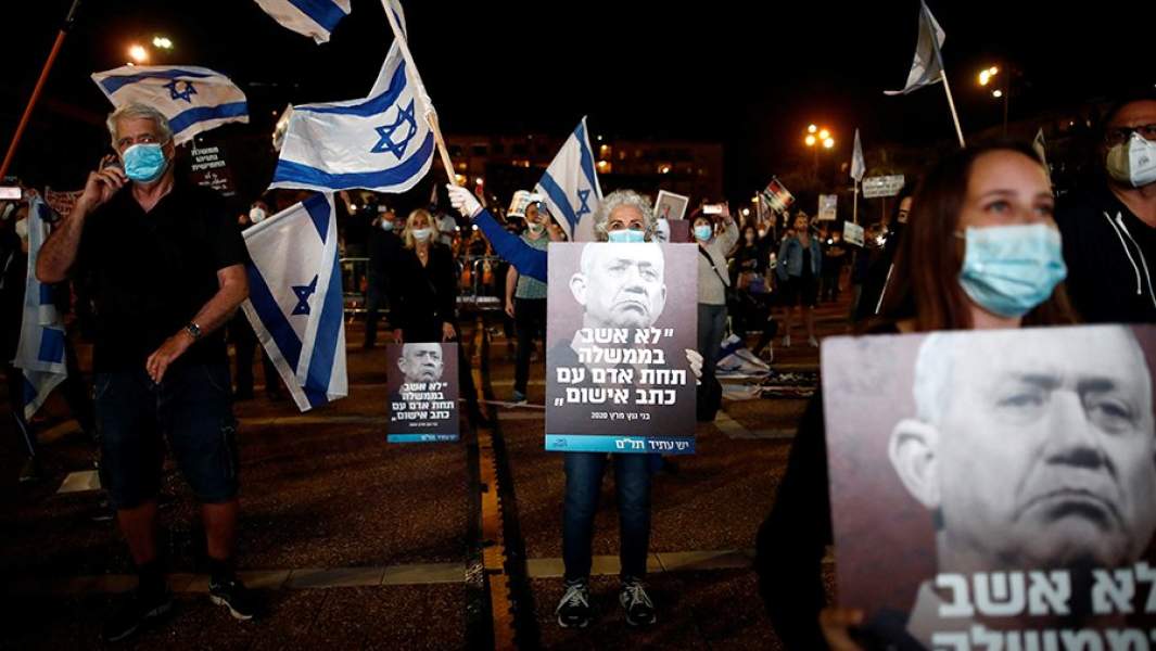 Сторонники Бенни Ганца на демонстрации против создания правительства национального единства с участием Беньямина Нитаньяху