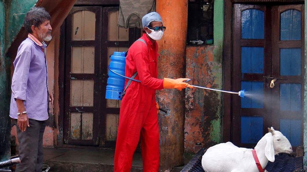 Муниципальный работник распыляет дезинфицирующее средство на козу в жилом районе во время общенациональной блокировки, чтобы замедлить распространение коронавирусной болезни (COVID-19) в Ахмедабаде, штат Индиана