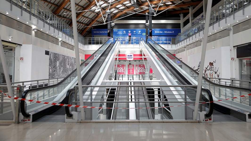 Закрытый торговый центр во Франции 