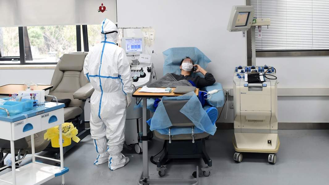 Пациент в Китае сдает плазму крови после выздоровления