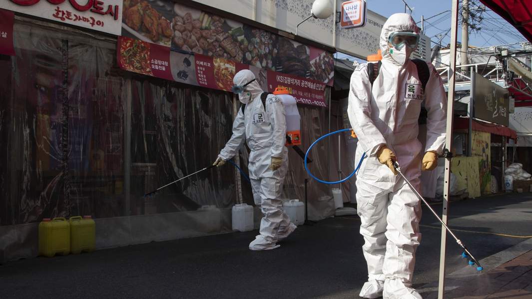 дезинфекция улицы в Южной Корее