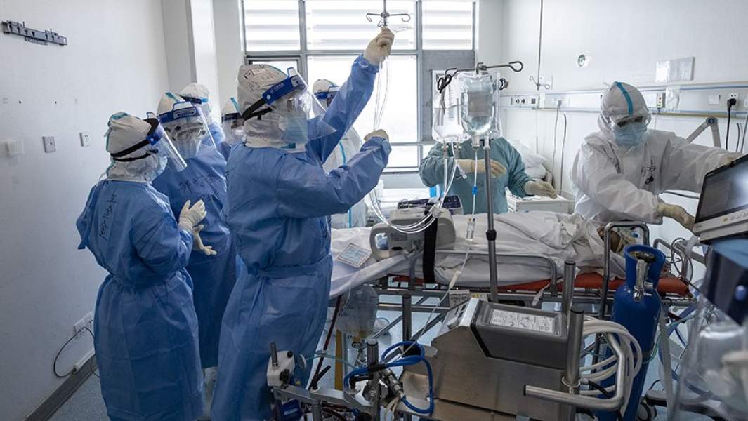 Врачи в госпитале Уханя 