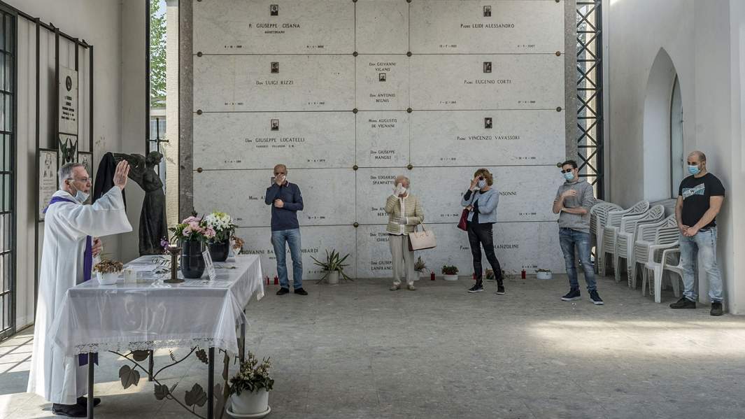 Погребение умершего от коронавируса в Бергамо