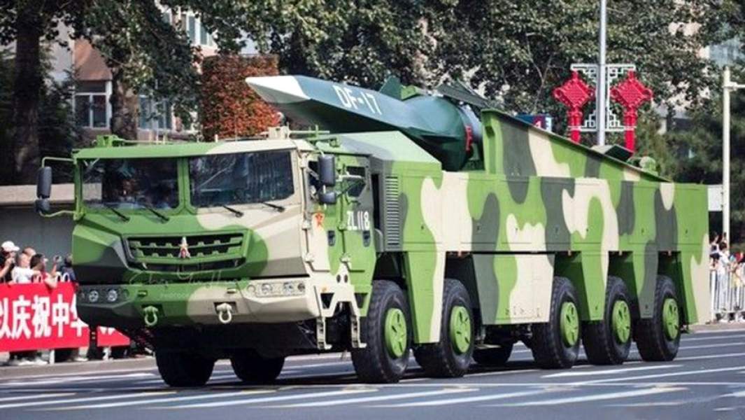 Ракетная установка с баллистической ракетой DF-17 на параде в Пекине