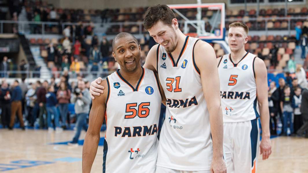 Евгений Валиев (в центре)