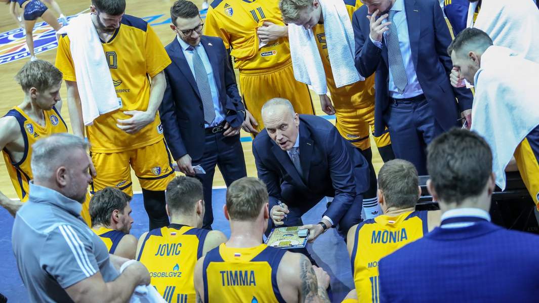 Римас Куртинайтис (в центре)