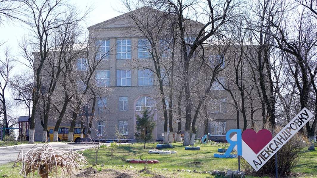 Пятачок возле школы в центре Александровки — место, где получила ранение 17-летняя девочка