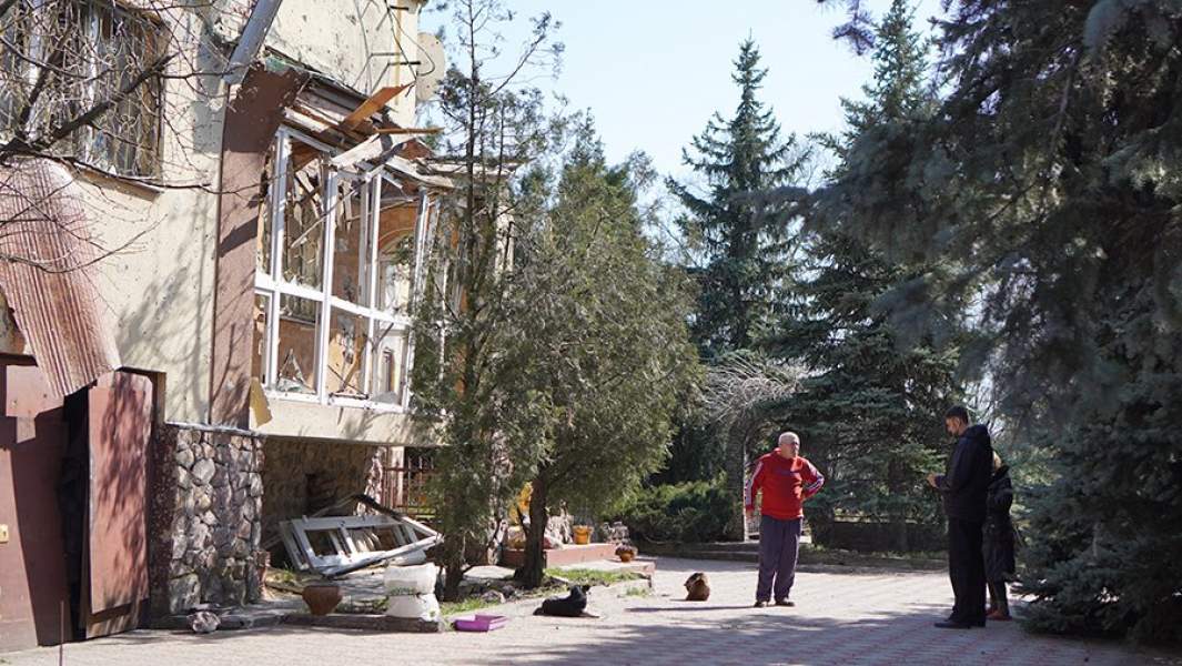 Дом, в который в конце марта попал ПТУР, до украинских позиций — 300 м