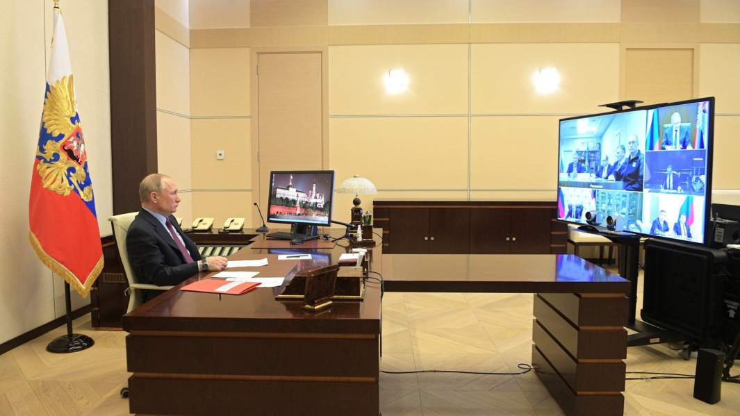 Владимир Путин во время совещания по вопросам развития ракетно-космической отрасли в режиме видеоконференции