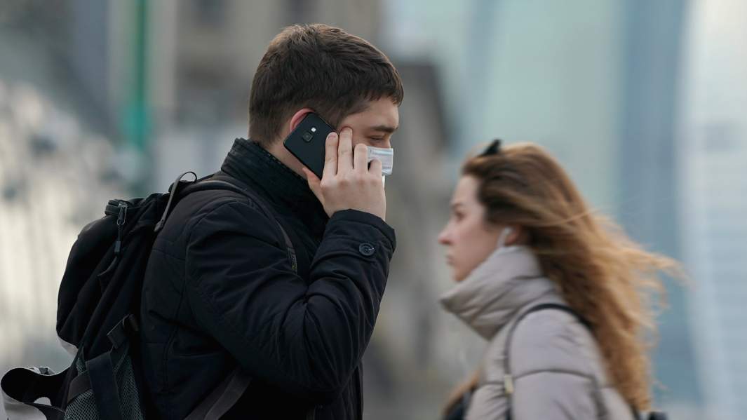 Люди в масках на улице