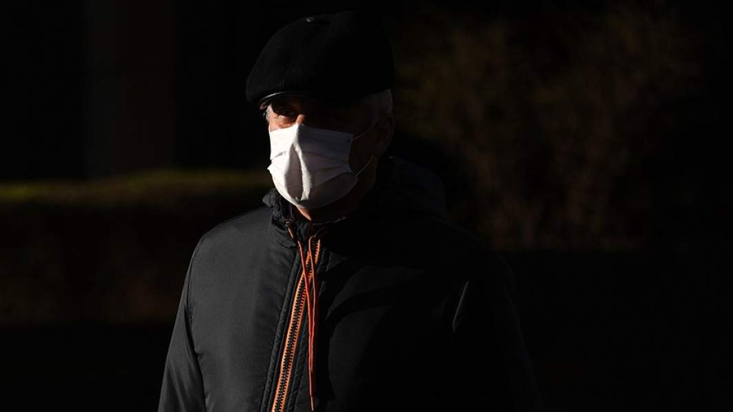 человек в защитной маске 