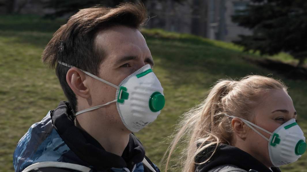 молодые люди в масках