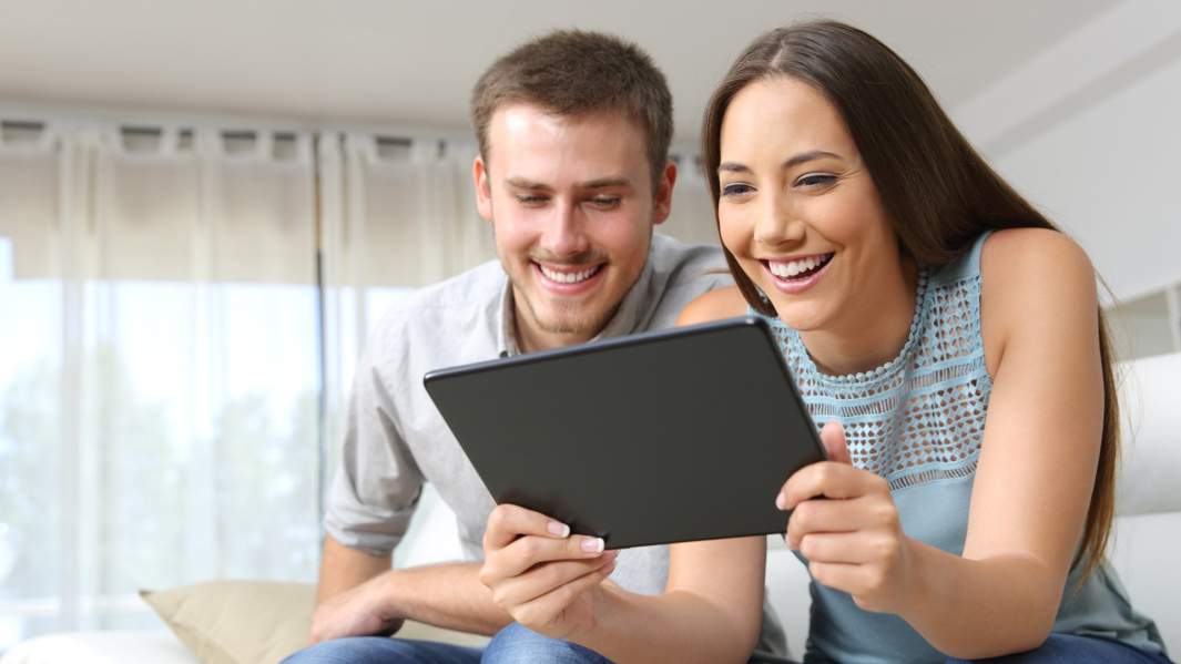 пара смотрит стриминговое тв