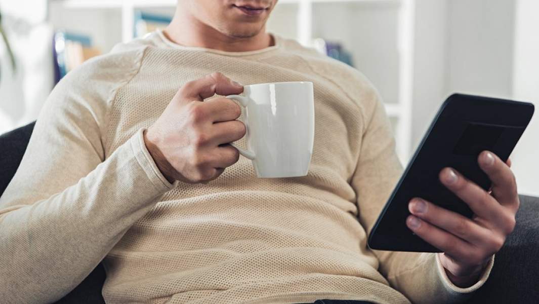 Мужчина читает электронную книгу