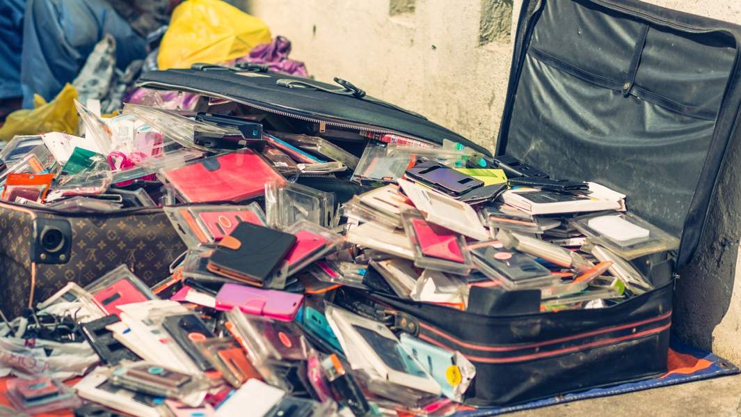 чемодан с подделками