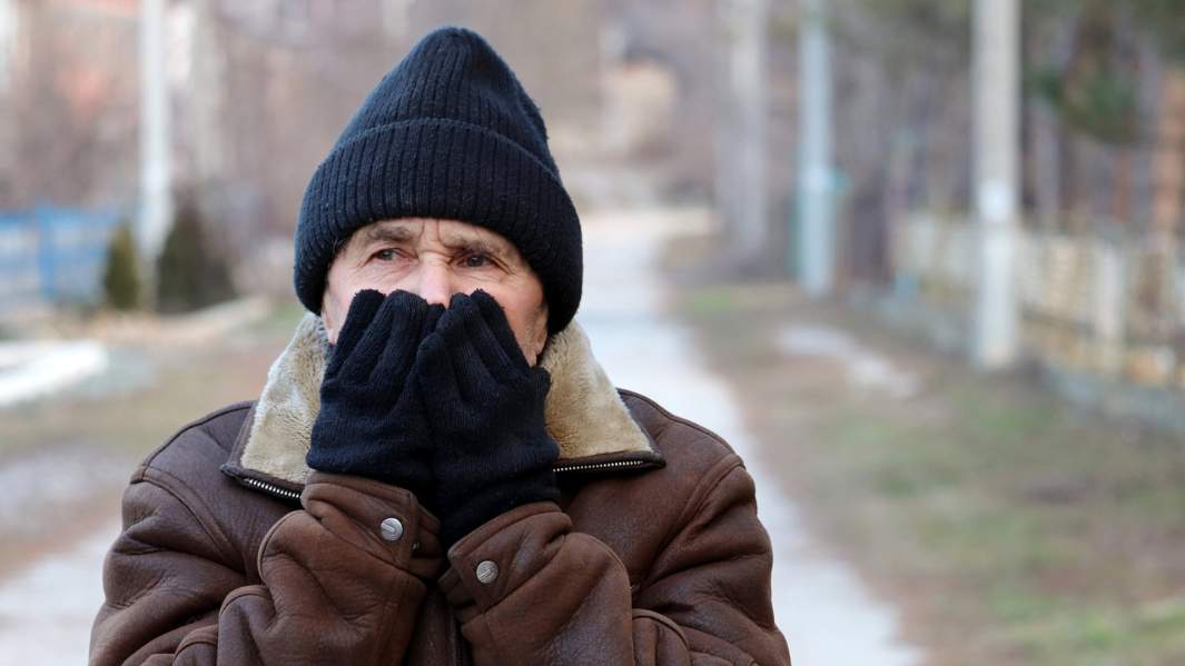 мужчина закрывает рот руками