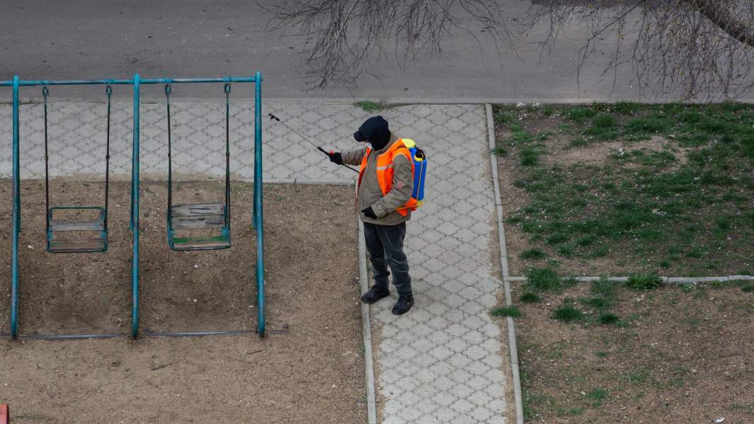Обработка детских площадок во дворах жилых домов Молдавии