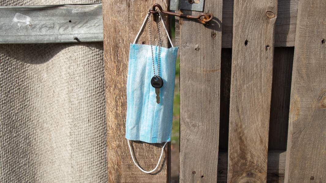 маска на заборе 