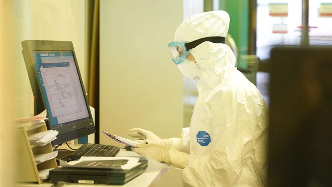 Врач в защитном костюме во время работы в «зеленой зоне» на территории нового лечебного корпуса НИИ СП им. Н.В. Склифосовского