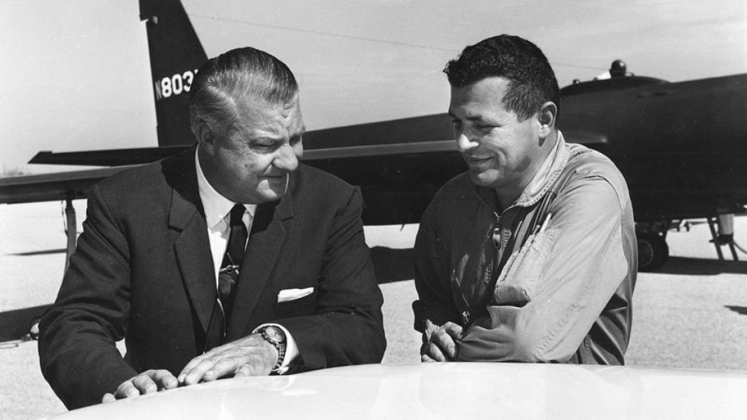 Фрэнсис Гэри Пауэрс (справа) с создателем U-2 Келли Джонсоном в 1966 году