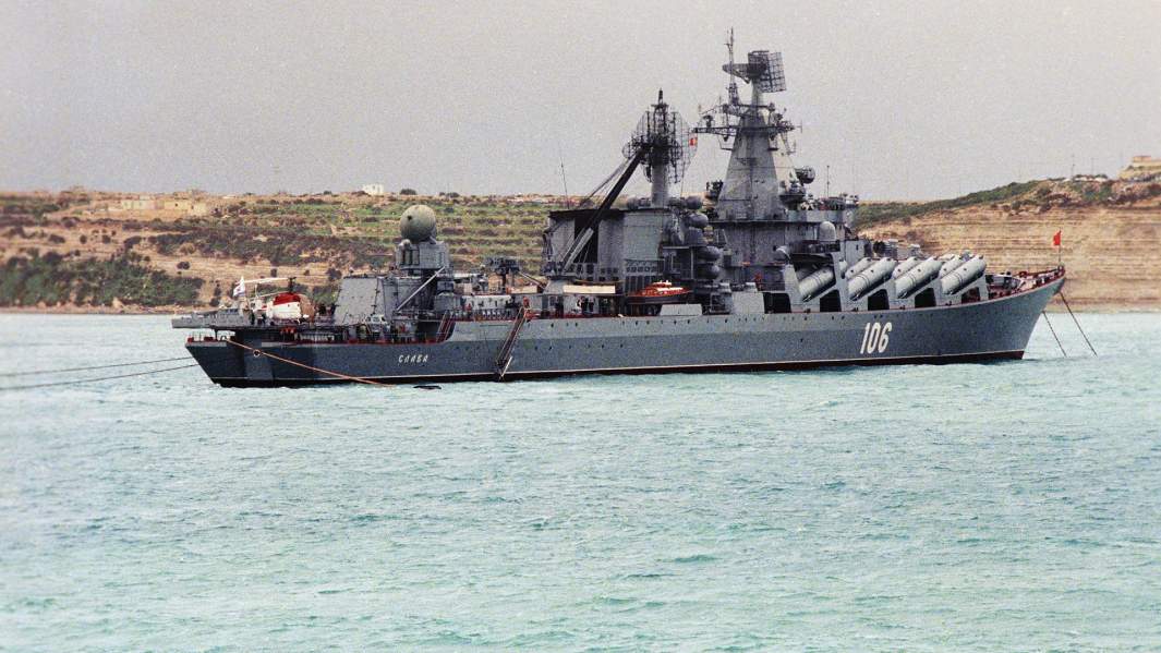 Советский крейсер «Слава» на рейде у берегов Мальты