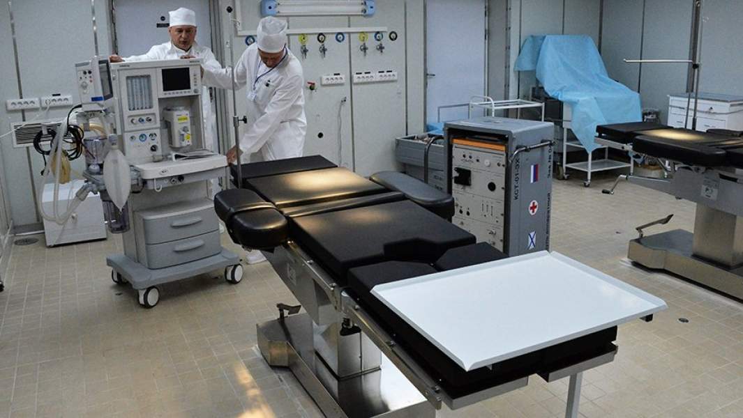 Врачи в операционной на госпитальном судне «Иртыш»