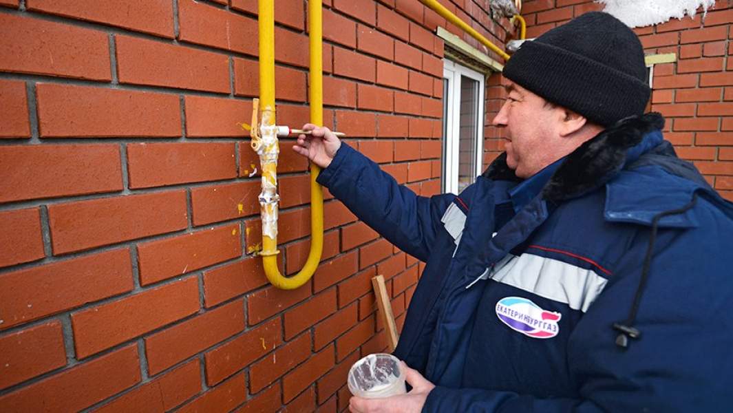 Сотрудник газовой службы проверяет газовые трубы