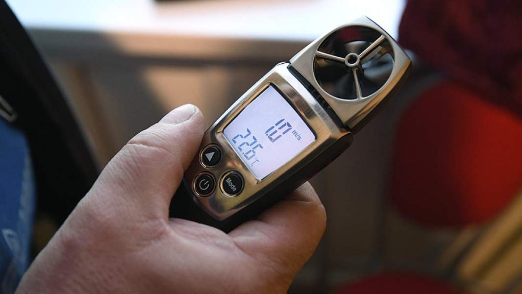 Специалист газовой службы проводит техническое обслуживание внутриквартирного газового оборудования