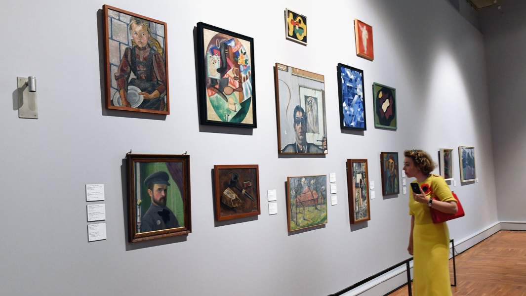 Посетительница на выставке коллекционера Георгия Костаки в Третьяковской галерее на Крымском Валу