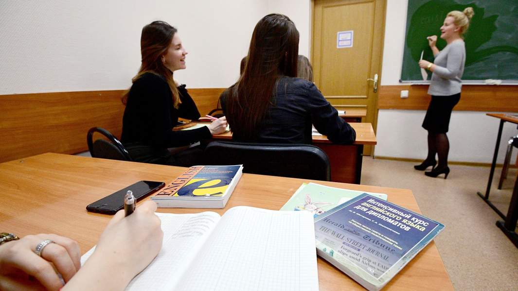 Занятия по английскому языку в Дипломатической академии Министерства иностранных дел Российской Федерации на улице Остоженке в Москве