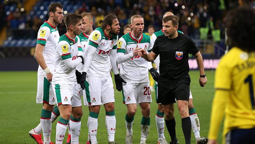 Игровой момент в матче 22-го тура чемпионата России по футболу среди клубов Премьер-лиги между командами ФК «Ростов» и ФК «Локомотив»