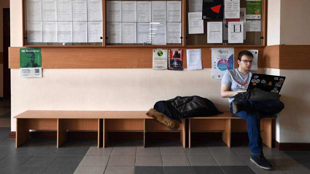 Студент Новосибирского государственного технического университета (НГТУ) в пустом коридоре вуза. Из-за угрозы распространения коронавирусной инфекции в России образовательные учреждения перешли на удалённый режим обучения
