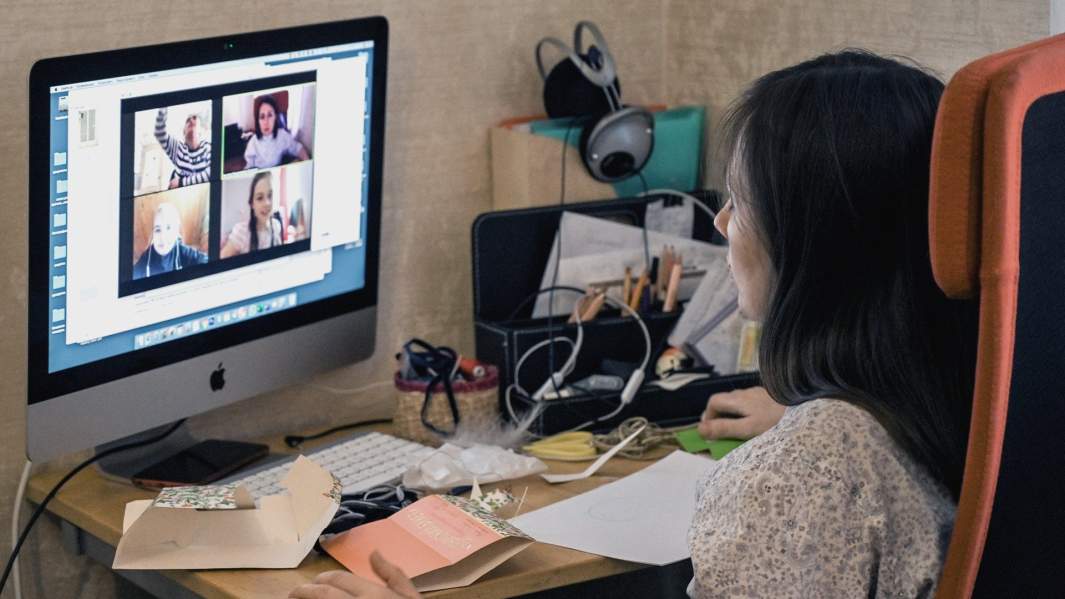 Педагог дополнительного образования проводит дистанционное занятие с учениками