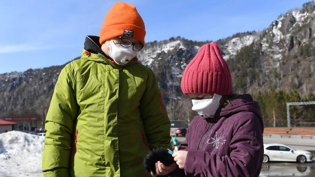 Дети в защитных масках 