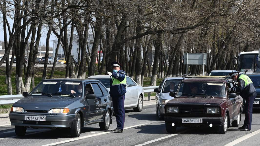 Сотрудники дорожно-патрульной службы проверяют автомобили на посту в городе Ростов-на-Дону