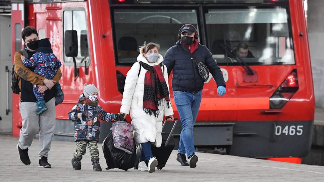 Пассажиры пригородной электрички на платформе Казанского вокзала в Москве