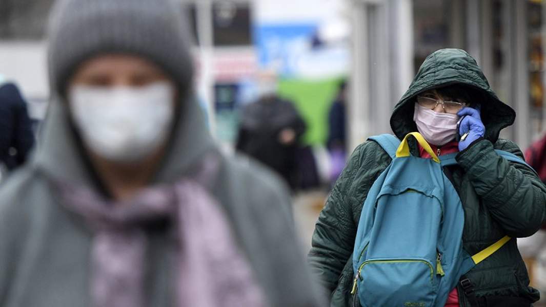 Люди в медицинских масках на Преображенском рынке в Москве