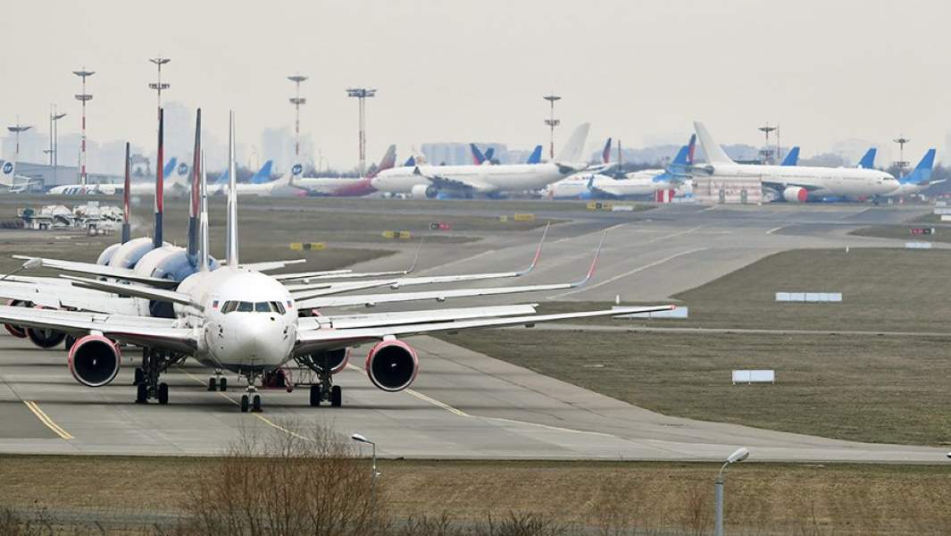 Самолеты на стоянке в аэропорту «Внуково»