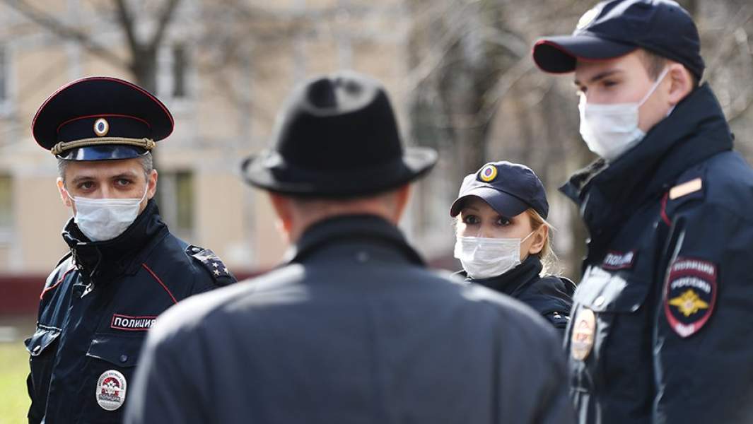 Сотрудники полиции разговаривают с пожилым мужчиной