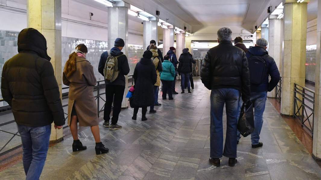 Проверка электронных пропусков у пассажиров на станции метро