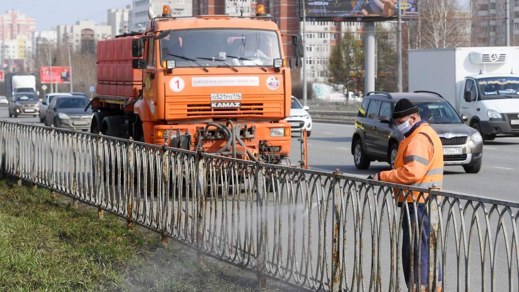 Сотрудник коммунальных служб проводит дезинфекцию на проспекте Ямашева в Казани