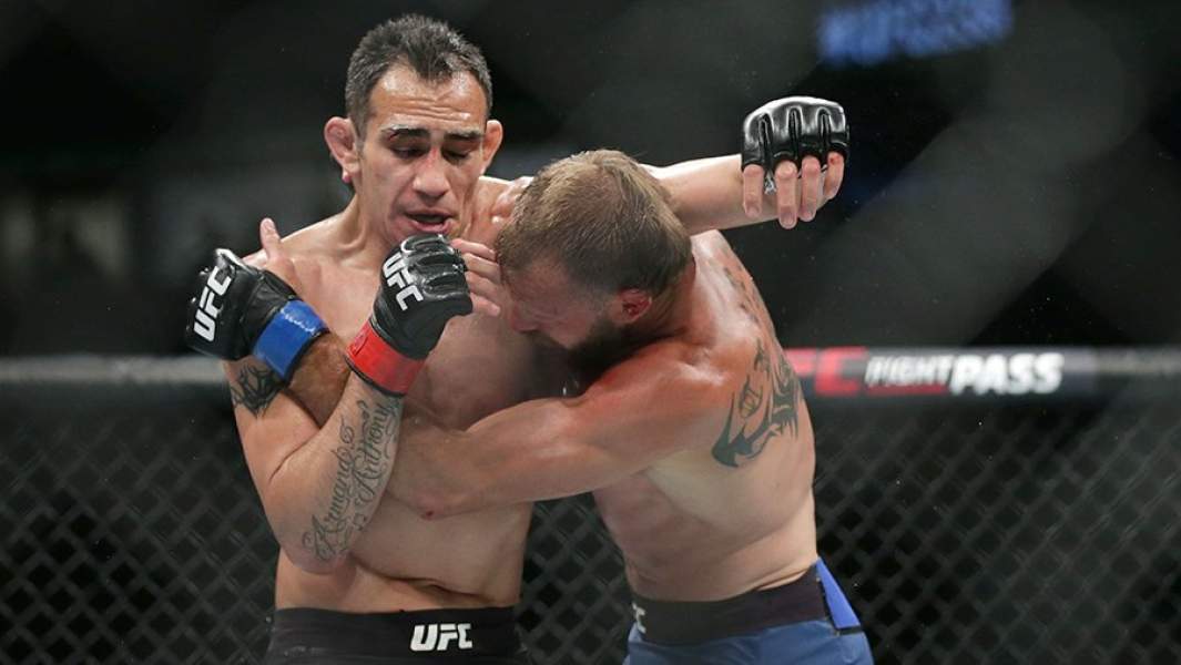 Тони Фергюсон во время боя с Дональдом Серроне, 9 июня 2019 года