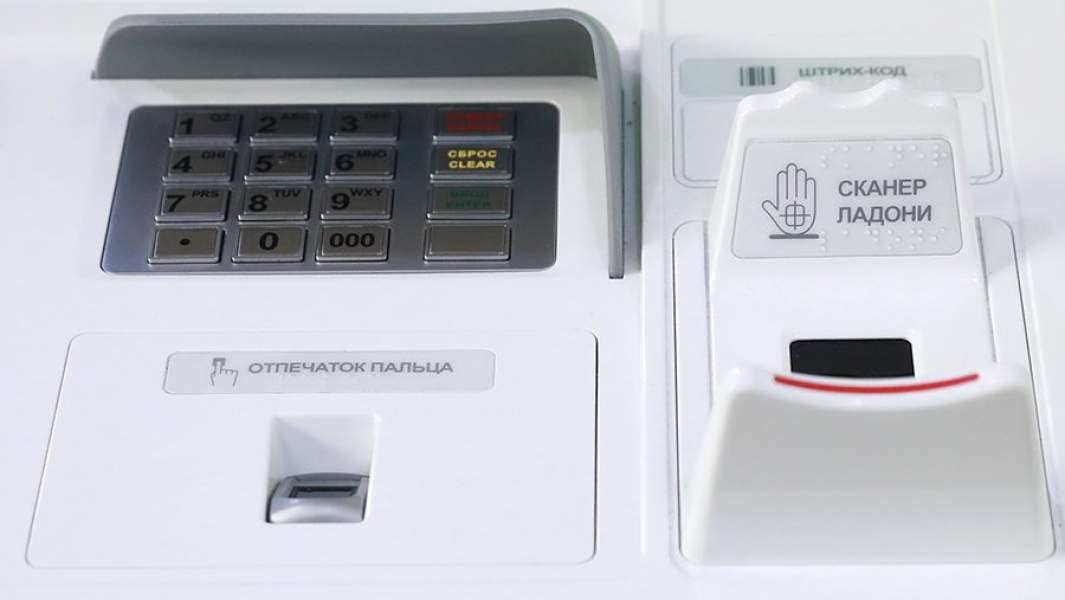 Банкомат, способный проводить идентификацию клиентов по лицам