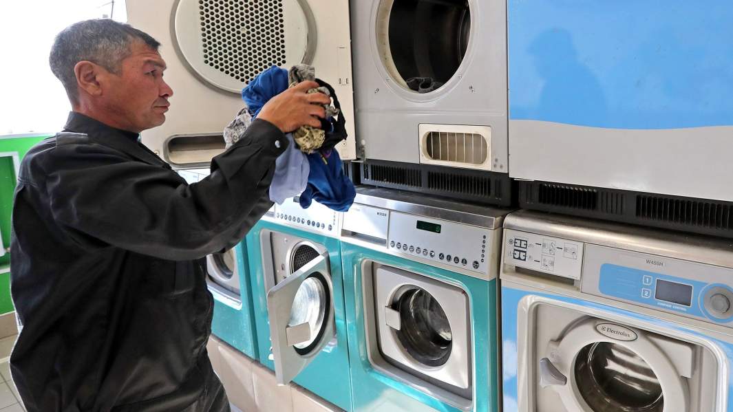 Посетитель в бесплатной «Культурной прачечной» для бездомных