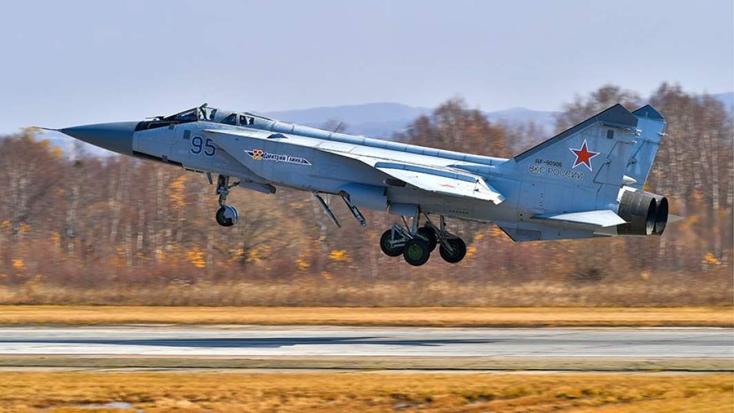 Сверхзвуковой всепогодный истребитель-перехватчик дальнего радиуса действия МиГ-31БМ во время учебно-тренировочных полетов