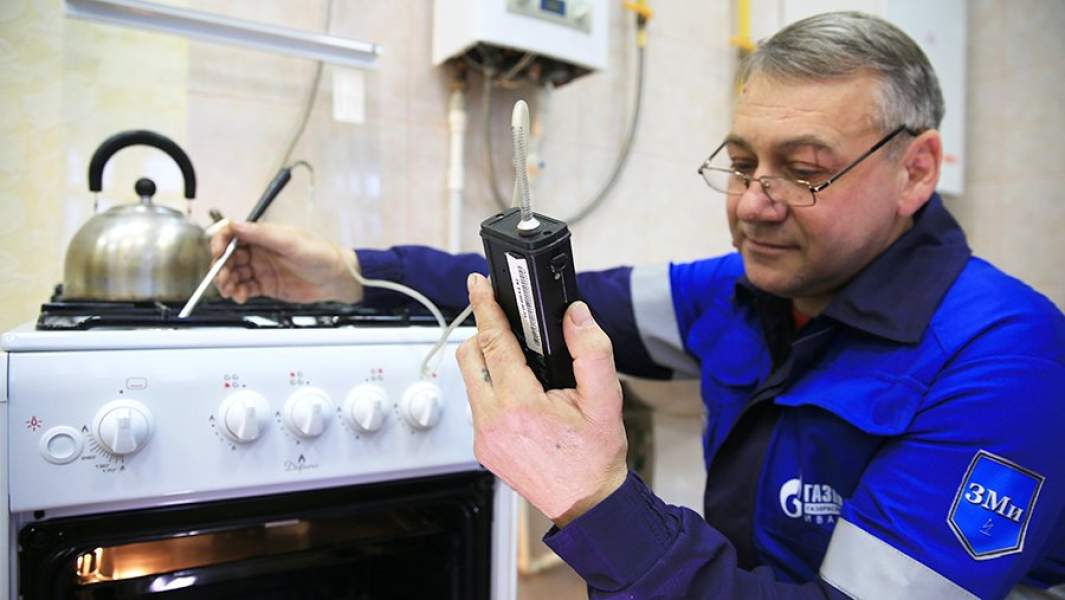 Сотрудник газовой службы во время проверки газового оборудования в одном из жилых домов