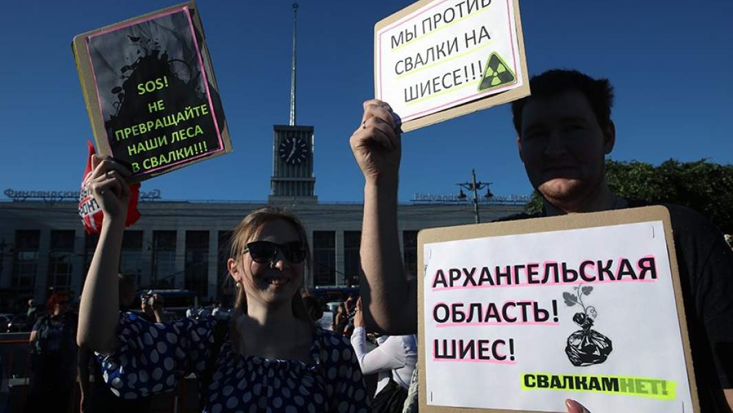 Участники митинга против строительства мусорного полигона в Шиесе